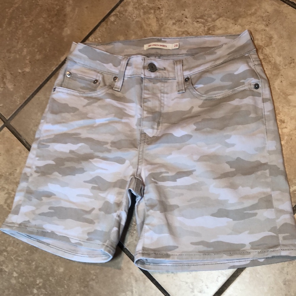 LEVI’S TAN CAMO SHORTS EUC